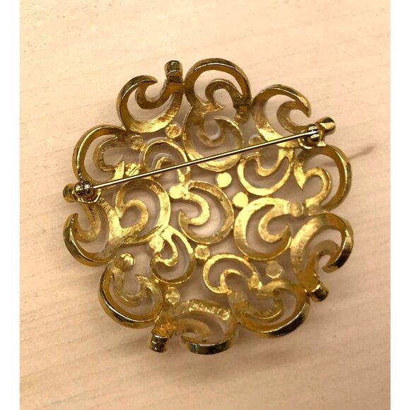 Vintage Monet White & Gold Tone Filigree Brooch With Enamel Swirl Design - Picture 4 of 6